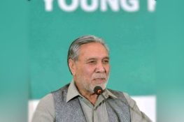 گلگت بلتستان: الیکشن کمیشن نے فدا محمد ناشاد کو نااہل قرار دے دیا، ضمنی انتخاب کا شیڈول پیر کو جاری ہوگا