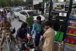پیٹرولیم اور ماحولیاتی لیوی سے حکومت کو 1478 ارب روپے سے زائد آمدن، بجٹ خسارہ قابو میں رکھنے میں مدد ملی