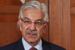 خواجہ آصف کا فضل الرحمان کے بیان پر ردعمل، فوجی قربانیوں کو تنخواہ سے جوڑنا اخلاقی بے حسی ہے