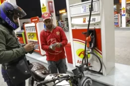 حکومت نے پیٹرول ایک روپے سستا، ڈیزل مزید مہنگا کر دیا