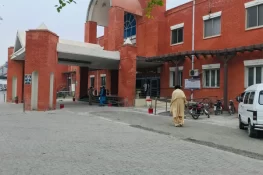 میانوالی میں 450 بیڈز کا ڈی ایچ کیو اسپتال 200 بیڈز کی عمارت میں منتقل، مریضوں اور لواحقین کا احتجاج