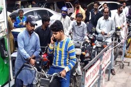حکومت نے پیٹرول سستا، ڈیزل مزید مہنگا کر دیا