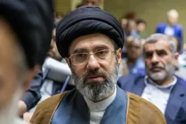 سپریم لیڈر مجتبیٰ خامنہ ای کی ایرانی حکام کو حوصلہ شکن بیانات سے گریز کرنے کی ہدایت