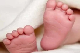 کراچی میں نوزائیدہ بچے کو رہائشی عمارت سے نیچے پھینک دیا گیا، لاش برآمد