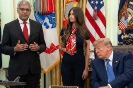 ٹرمپ کو جگانے کے لیے پیٹ میں ’خفیہ بٹن‘؟ وائرل ویڈیو کی حقیقت سامنے آگئی