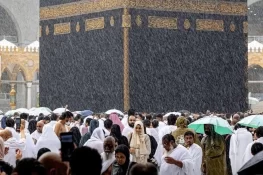 مکہ مکرمہ میں باران رحمت، مسجد الحرام میں بارش کے دوران عمرہ زائرین کا طواف کعبہ جاری