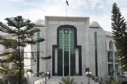 آئینی عدالت نے بانی پی ٹی آئی کی اسپتال منتقلی کیس سپریم کورٹ سے منتقل کرنے کا حکم دے دیا