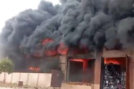 کراچی، فیکٹری میں لگنے والی آگ پر 8 گھنٹے بعد بھی قابو نہ پایا جاسکا