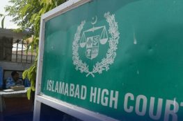 بانی پی ٹی آئی سے ملاقات کی اجازت کیوں نہیں دے سکتے؟ جیل سپرنٹنڈنٹ نے جواب جمع کرادیا