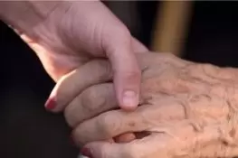 96 سالہ خاتون کی 18 سالہ نوجوان سے شادی، عمر کا 78 سالہ فرق توجہ کا مرکز بن گیا
