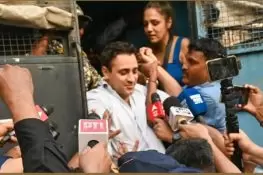 ممبئی میں احتجاج کے دوران بالی وڈ اداکار عمران خان گرفتار، پولیس وین سے طنزیہ سیلفی بھی شیئر کردی