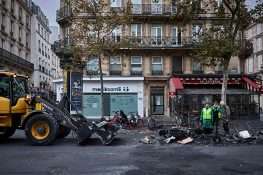 فرانس میں پرتشدد مظاہرے، بعض علاقوں میں جزوی کرفیو نافذ کرنے کا اعلان