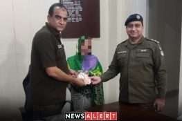 جہلم پولیس کی کارروائی، چوری ہونے والی 2 لاکھ روپے کی رقم خاتون کو واپس