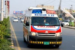 لاہور میں خوفناک ٹریفک حادثہ، سیمنٹ سے لدے ٹریلر نے گاڑی کچل دی، میاں بیوی اور بیٹا جاں بحق