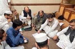 پشاور اسکول واقعہ: شہداء کے لواحقین میں 2 کروڑ 10 لاکھ روپے کے امدادی چیک تقسیم