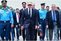 وزیراعظم شہباز شریف پشاور پہنچ گئے، گورنر ہاؤس میں اہم اجلاس جاری